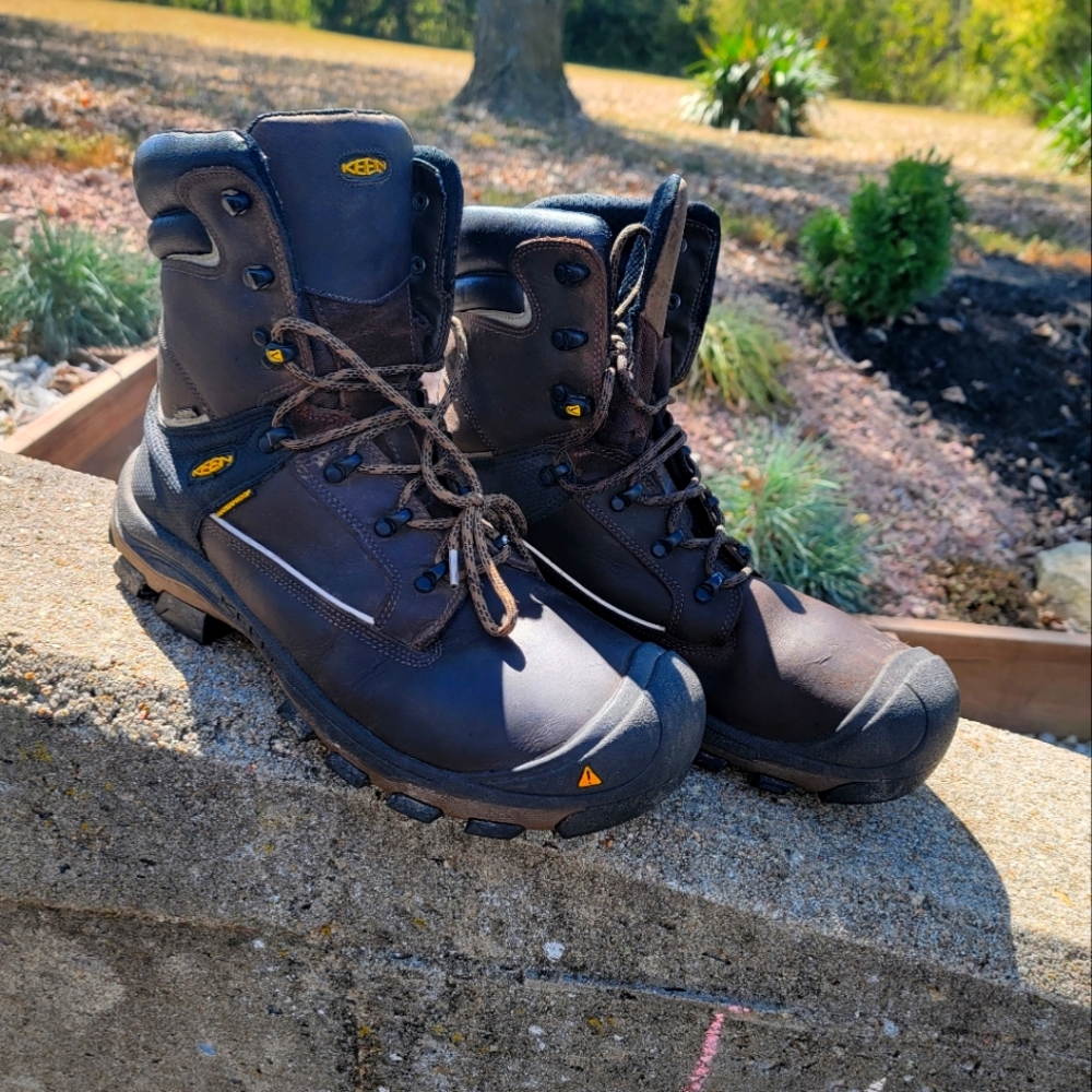 Used Keen soft toe hiking boots size 14 brown